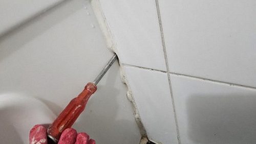 누수탐지 욕실 바닥과 세면대 하부에서 나타나는 습기 및 얼룩 흔적