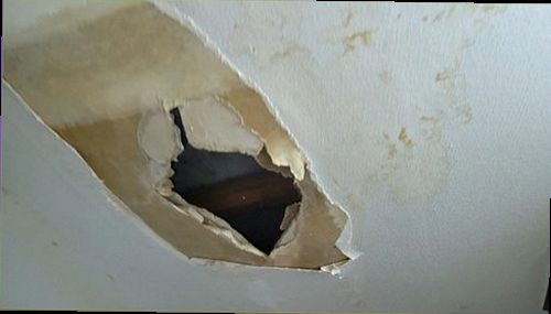 양천구 누수탐지 배관 상태와 주변 습기를 확인하는 현장 점검 모습