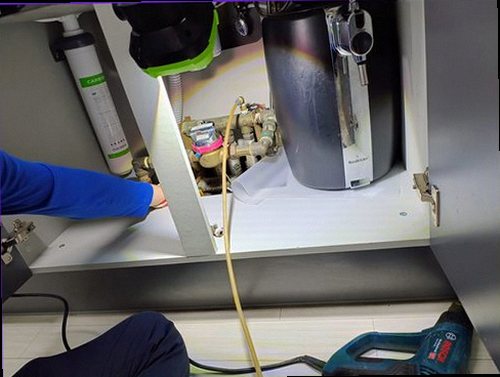누수탐지 압력 측정 결과와 보수 범위를 설명하는 현장 상담 장면