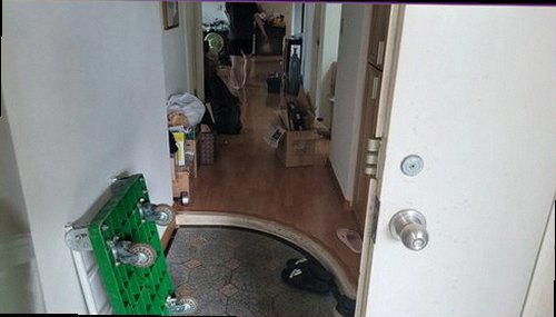 서울 중구 누수탐지 거실 바닥과 벽지 하단에 나타난 누수 흔적