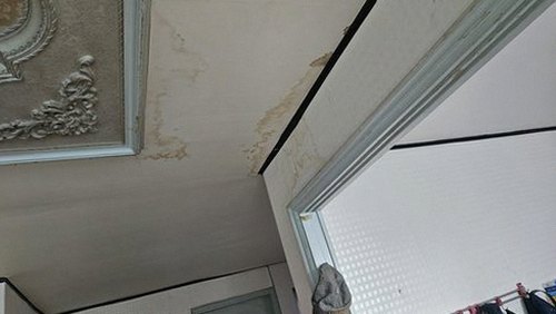 누수탐지 점검 결과서와 보수 견적을 비교하는 장면