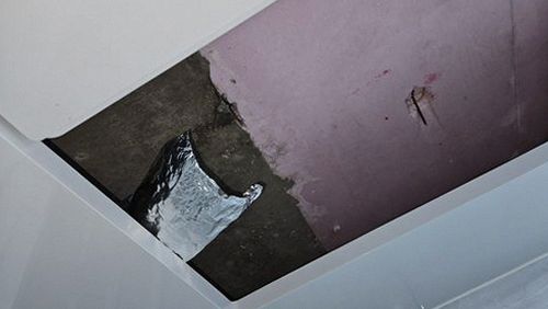 누수탐지 천장 얼룩과 벽면 습기를 살펴보는 점검 장면