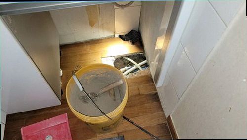 의왕 누수탐지 누수 위치를 확인한 뒤 배관 상태를 점검하는 과정