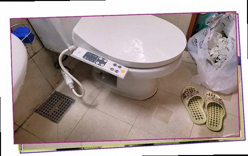 평택 누수탐지 싱크대 하부장 내부의 배관과 물기 흔적을 확인하는 모습