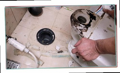 포천 누수탐지 욕실 하부 배관과 벽면 습기 상태를 점검하는 모습