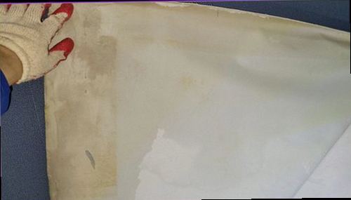 누수탐지 배관 점검 결과와 보수 위치를 확인하는 모습