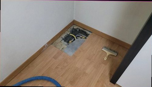 남양주 누수탐지 화장실 바닥의 물기와 벽면 흔적을 확인하는 모습