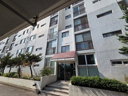 누수탐지 욕실 하부 배관 점검구를 열어 접합부를 확인하는 장면