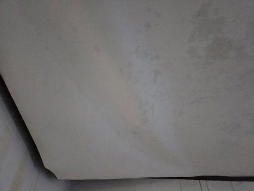 누수탐지 안방 천장과 벽의 물자국 및 주변 상태를 점검하는 장면