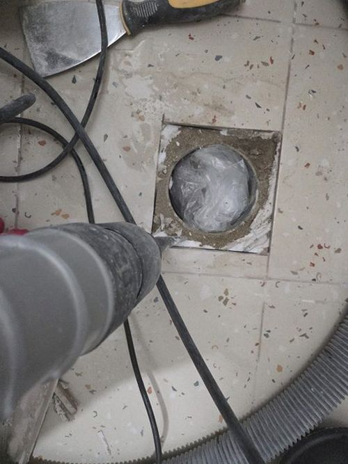 누수탐지 벽면 얼룩과 천장 변색을 확인하는 점검 장면