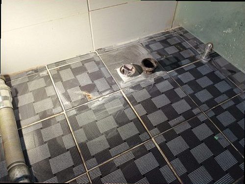 단원구 누수탐지 베란다 인접 천장에 번진 얼룩과 들뜬 벽지