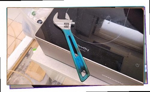 처인구 누수탐지 벽면과 천장에 나타난 누수 흔적을 확인하는 모습