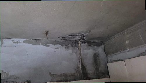 동탄구 누수탐지 배관 보수 후 압력과 벽면 수분 상태를 재확인하는 모습