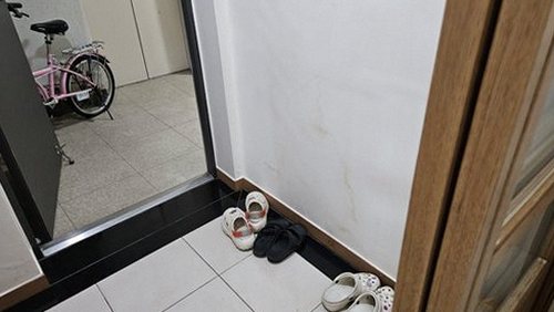 누수탐지 습도 측정기를 벽면에 대고 수치를 확인하는 장면