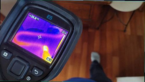 남동구 누수탐지 배관 주변 수분 상태와 벽면 손상을 점검하는 장면