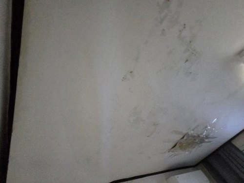 누수탐지 청음과 압력 시험을 활용한 배관 점검 장면