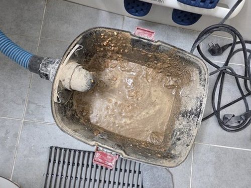 누수탐지 점검 후 계량기와 주변 마감 상태를 다시 확인하는 모습