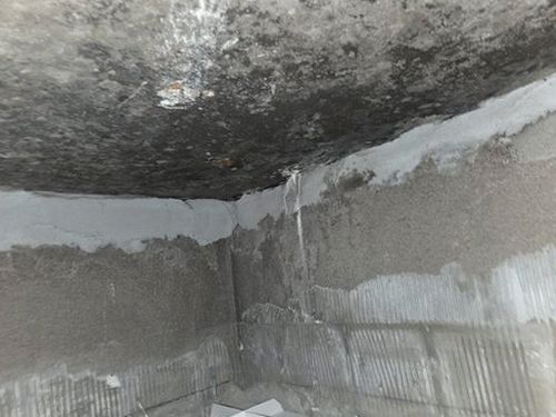 강북구 누수탐지 누수 조치 후 바닥 상태와 주변의 재발 여부를 살펴보는 모습
