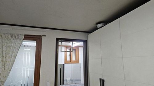 누수탐지 안방 천장 물자국이 번진 범위를 표시한 현장 사진