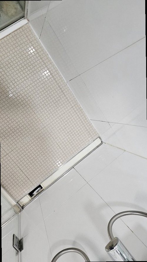 누수탐지 벽체 내부 배관을 점검하는 현장 장면