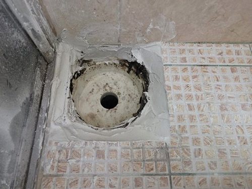 누수탐지 배관 점검 장비를 이용해 벽면 상태를 측정하는 장면
