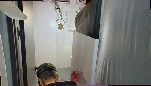 누수탐지 주방 하부장과 인접 벽면의 누수 흔적을 확인하는 현장