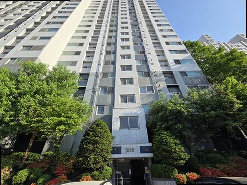 성동구 누수탐지 천장 얼룩과 벽면 들뜸을 점검하기 전 기록하는 모습