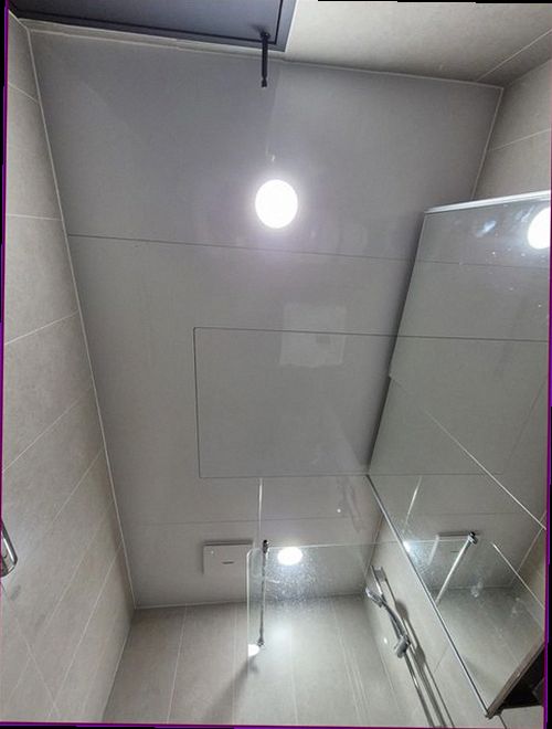 서울 중구 누수탐지 싱크대 하부장과 배관 연결부를 확인하는 모습