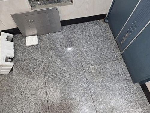 누수탐지 벽면 얼룩 점검 장면