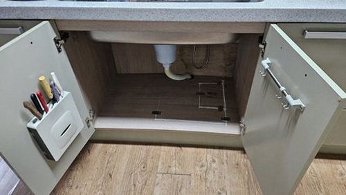 누수탐지 주방 하부장 주변 벽면 얼룩과 습도 측정 지점