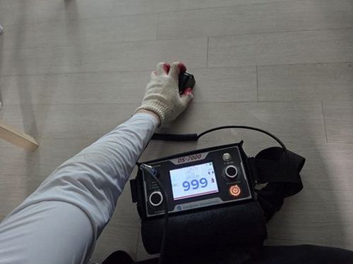 누수탐지 배관 압력과 벽면 수분 상태를 점검하는 장비