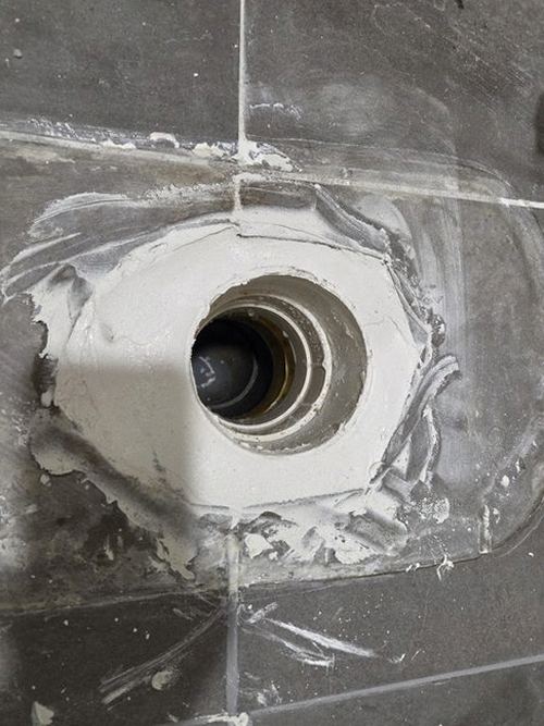 누수탐지 욕실 벽면 점검 장면