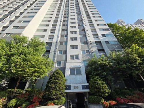 누수탐지 천장 얼룩의 가장자리를 기록하는 점검 장면