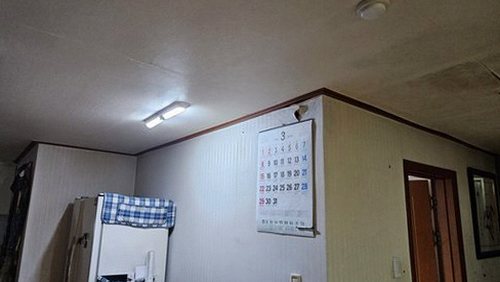 누수탐지 천장 얼룩 점검 장면