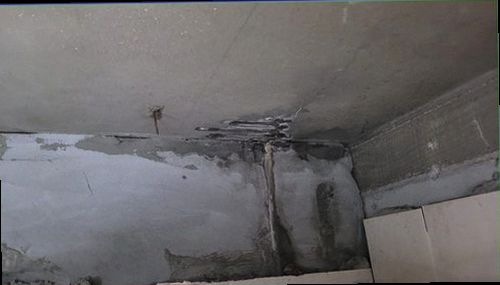 파주 누수탐지 배관 주변 수분 상태와 보수 후 벽면을 비교 점검하는 현장