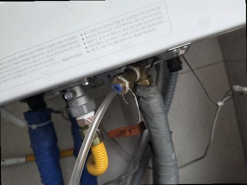 누수탐지 점검 기록표와 체크리스트를 정리하는 작업 장면