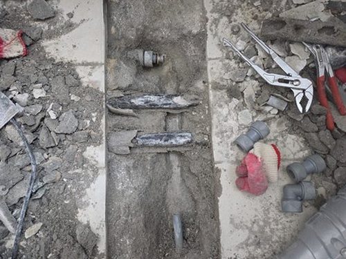 누수탐지 배관 보수 후 벽체 함수율을 측정하는 모습