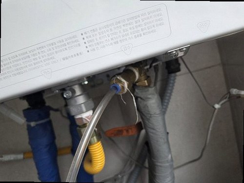 누수탐지 점검 단계별 기록지와 측정 장비가 놓인 현장 정리 장면