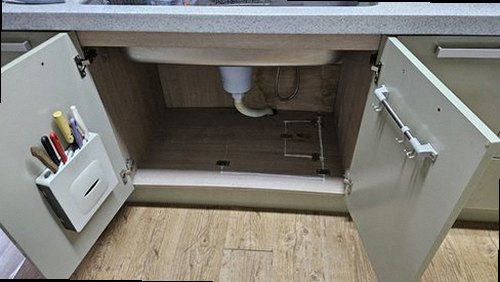 누수탐지 싱크대 하부 배관과 수납장 바닥의 누수 흔적을 확인하는 모습