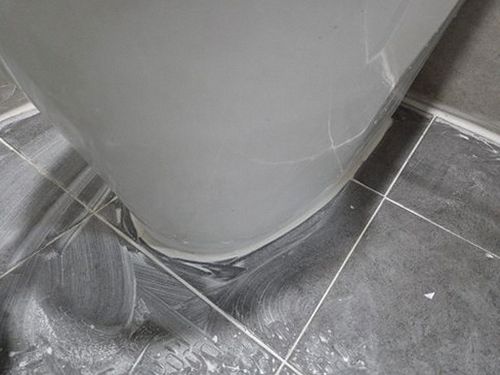 누수탐지 욕실 천장 얼룩과 물방울이 맺힌 상태를 점검하는 장면