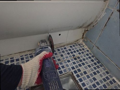 누수탐지 배관 점검 장비로 압력 변화를 확인하는 누수탐지 작업 장면
