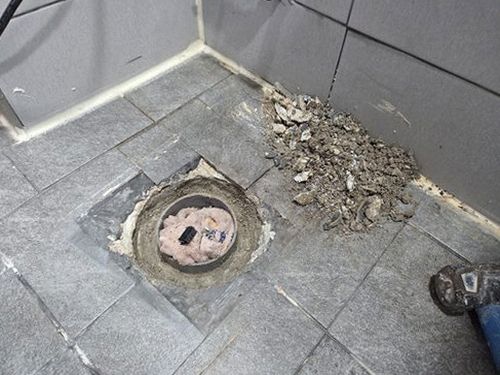 누수탐지 배관 구간별 누수 신호를 기록하는 점검 현장 장면