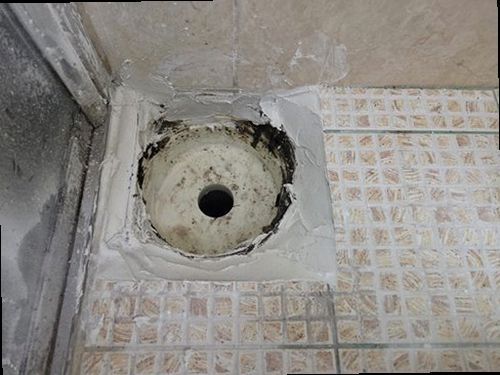 누수탐지 열화상 장비로 바닥 온도 차이를 확인하는 장면