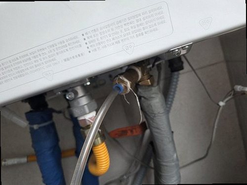 서해구·검단구 누수탐지 배관 주변의 물자국과 누수 점검 위치를 살펴보는 모습