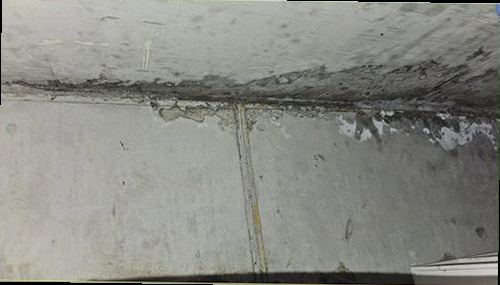 강남구 누수탐지 벽면 습기와 바닥 변색을 확인하는 점검 장면