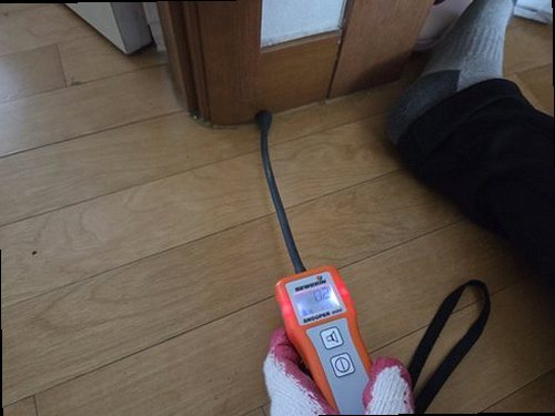 누수탐지 배관과 주변 습도를 단계적으로 점검하는 장면