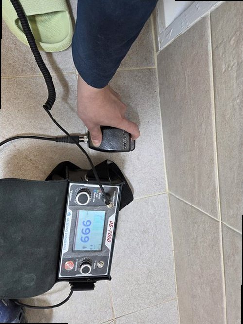 광명 누수탐지 벽면 얼룩과 바닥 들뜸 등 누수 의심 흔적을 확인하는 점검 장면