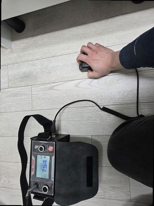 누수탐지 점검 장비로 의심 구간의 상태를 확인하는 모습