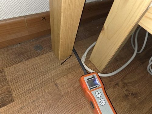 누수탐지 비파괴 측정과 배관 계통 확인 결과를 비교하는 점검 과정