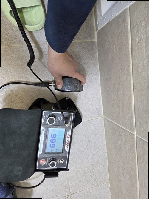연천 누수탐지 벽면 얼룩과 바닥 주변 습기를 확인하는 점검 장면